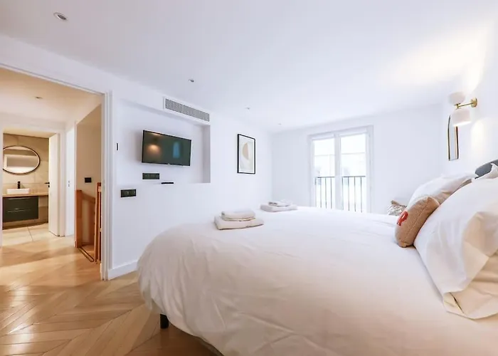 Urban Retreat Brand-new Duplex 2-bedroom Apartment